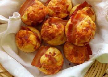 Toptha të vegjël me vezë dhe proshut