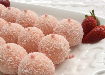 Topëza me puding të luleshtrydhës