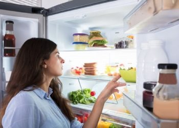 Sa mund të qëndrojë torta në frigorifer?