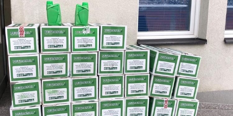 Policia në kufi konfiskon 300 litra vaj moterik dhe arreston një person