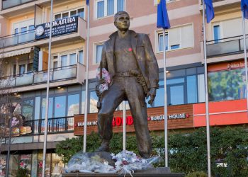 Rrënqethëse, Zahir Pajaziti-mërgimtarëve: Do të shihemi shpejtë, nuk është lehtë të jetoni jashtë