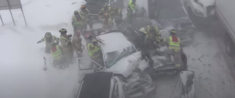 Aksident i rëndë në Amerikë, rreth 100 vetura përplasen në një pjesë të akullit