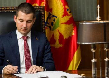 Në Mal të Zi pritet të votohet shkarkimi i kryetarit të kuvendit