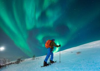 Për të përjetuar qiellin me ngjyrat e pabesueshme shihni dritat veriore në Norvegji