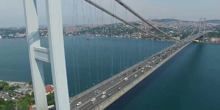 Turqia saksione Rusisë mbyll ngushticën e Bosforit