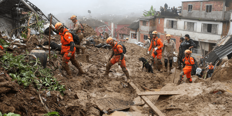 Afër 200 persona të zhdukur si pasojë e rrëshqitjeve të dheut në Brazil