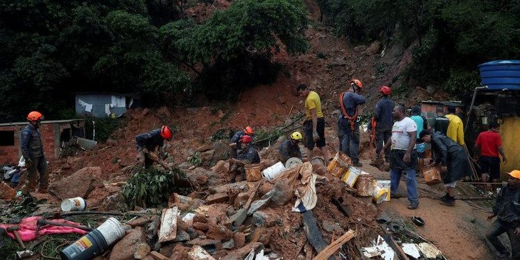 Përmbytje dhe rrëshqitje dheu në Brazil, vdesin 34 persona
