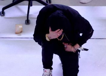 Eminem gjunjëzohet në koncert, si simbol i protestës kundër racizmit
