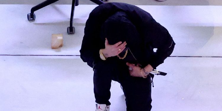 Eminem gjunjëzohet në koncert, si simbol i protestës kundër racizmit