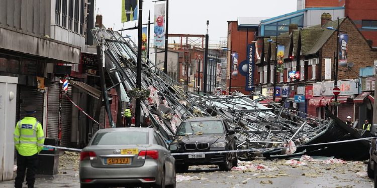 E frikshme, era e fortë në Angli i rrëzon çati në tokë