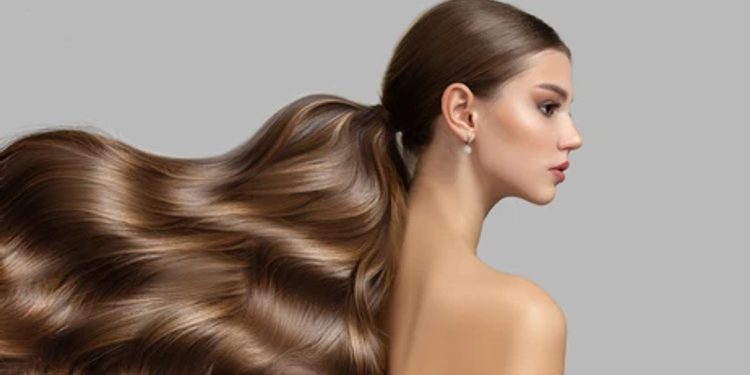 Vajza, kjo maskë shtëpie rrit flokët dhe ua shton volumin