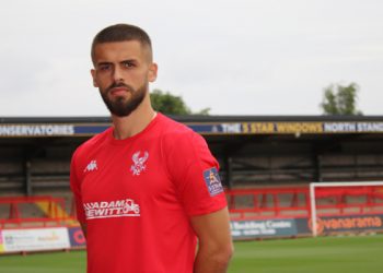 E pazakontë futbollisti shqiptar mban “hudhër” në këpucë