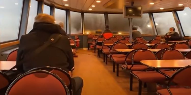 Gjermani, pamje të frikshme së si uji theu xhamat brenda një anije