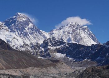 Mount Everest, akullnaja më e lartë e maleve po shkrihet me shpejtësi