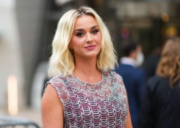 Kjo është historia e Katy Perry për vathët e saj në formë të testit të Covid-19