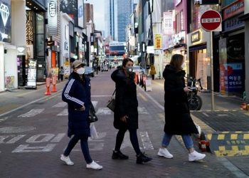 Këto janë maskat e pazakonta të koronavirusit që po përdoren në Korenë Jugore