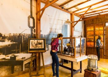 A e dini se cili është personi i vetëm që ka fituar çmimin Nobel në 2 shkenca të ndryshme?