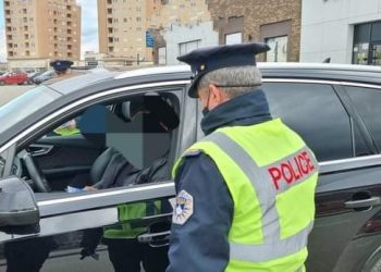 Gjilanasi fsheh armën me 8 fishekë në tualetin e një lokali, arrestohet nga Policia