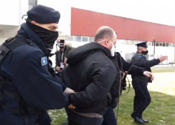 Derisa po kryente punën e tij, policia arreston një kameraman