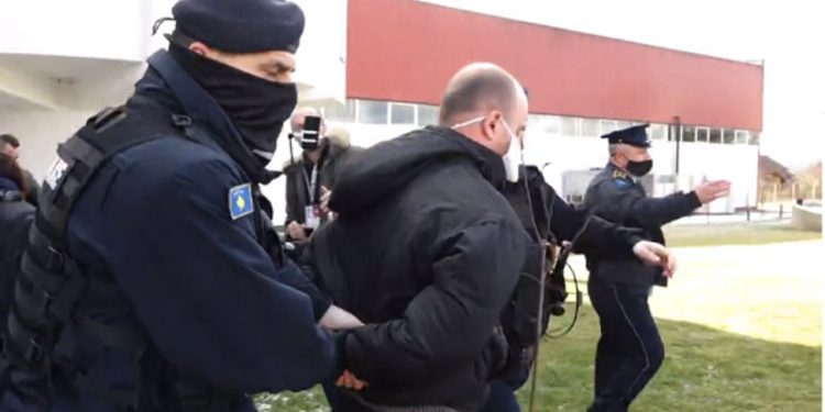 Derisa po kryente punën e tij, policia arreston një kameraman