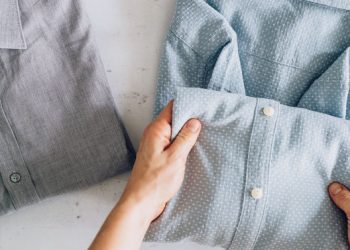 Si duhet t’i palosni rrobat, që të organizoni më mirë garderobën tuaj?