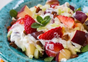 Sallatë frutash me kos dhe vanilje