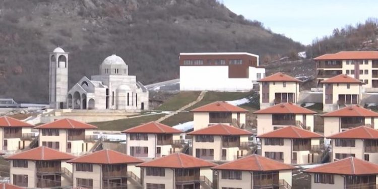 Zveçan, Qeveria e Serbisë pa leje po ndërton 300 njësi banesore për serbët