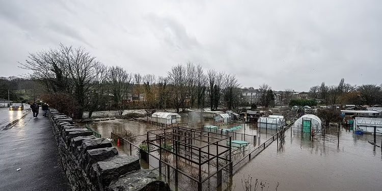 Një stuhi tjetër godet Britaninë e Madhe, bëhet thirrje që qytetarët mos të udhëtojnë me tren