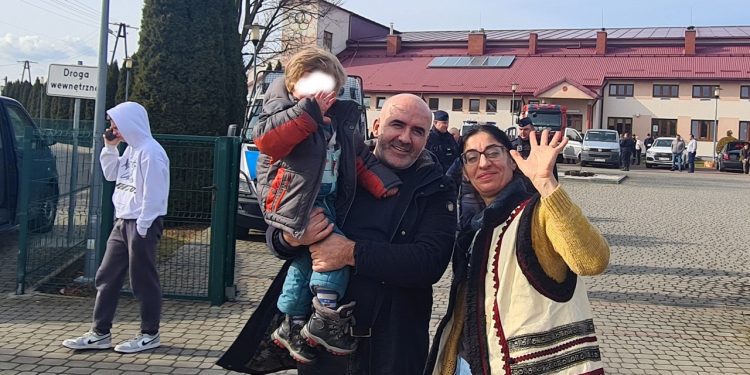 Shqiptarja me djalin e vogël largohet nga lufta në Ukrainë, e pret shqiptari në Poloni!