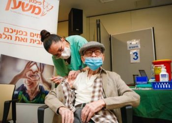 Ukrainë: Çdo qytetar mbi 60 vjeç që vaksinohet, merr telefon falas