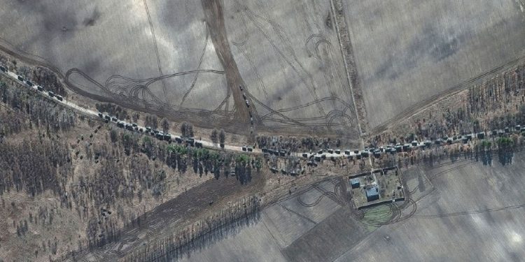 Kolonë e gjatë e ushtrisë ruse janë futur në Ivankiv, Ukrainë