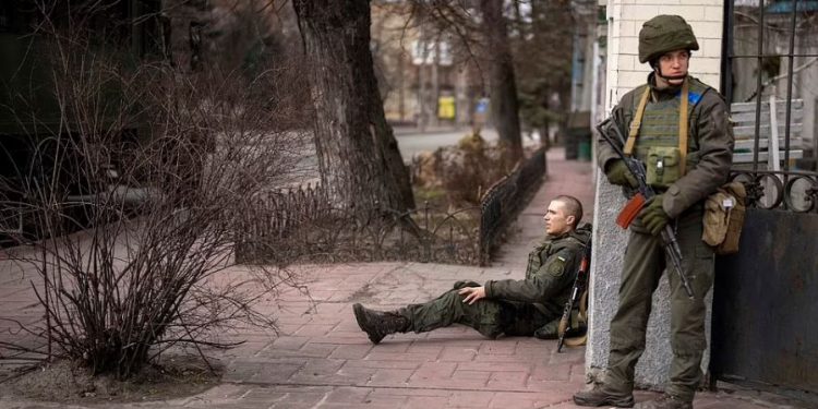 Automjetet ushtarake ukrainase hyjnë në Kiev për ta mbrojtur qytetin nga forcat ruse