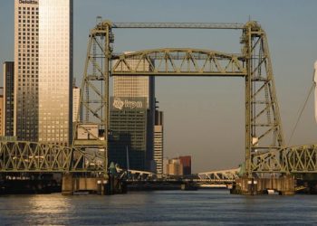 Ndodh edhe kjo në Holandë, një urë historike do të çmontohet për jahtin e një miliarderi