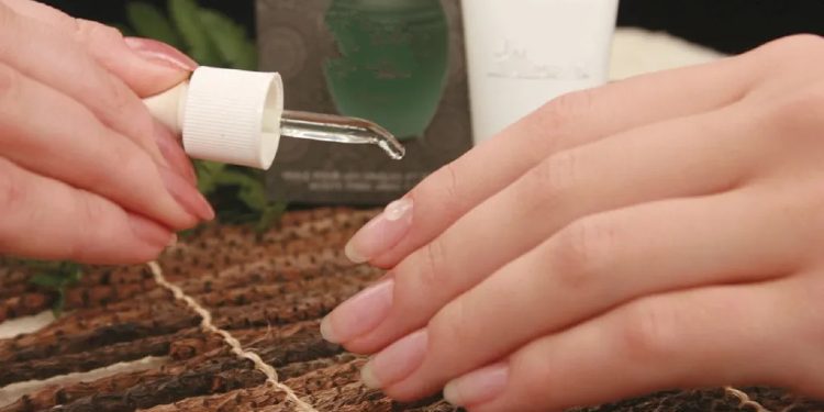 Me ndihmën e këtij vaji, thonjtë nuk do të jenë më të thatë dhe të brishtë