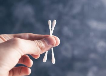 Si t’i pastroni veshët nga dylli?