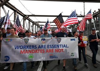 Refuzuan të vaksinohen kundër koronavirusit, largohen nga puna disa punonjës në SHBA