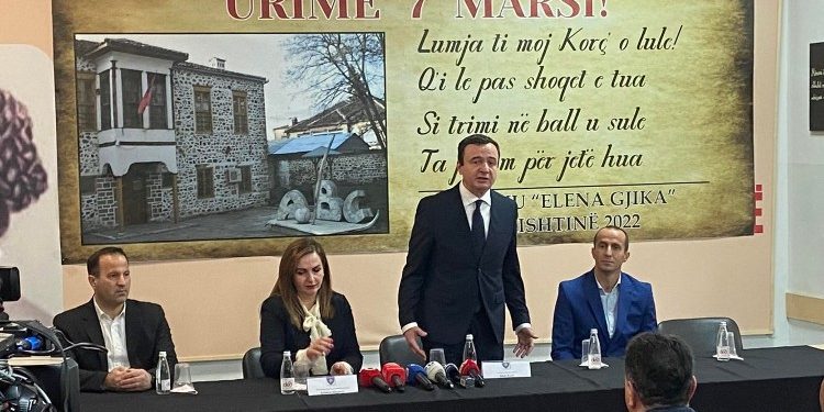 Kurti uron 7 Marsin të gjithë mësimdhënësve, u premton mbështetje