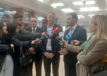 BKS fillon së zbatuari vendosjen e ngjitësve në xhama të automjeteve