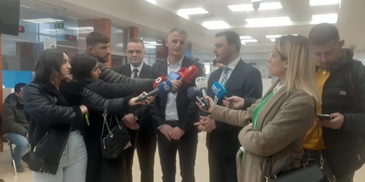 BKS fillon së zbatuari vendosjen e ngjitësve në xhama të automjeteve