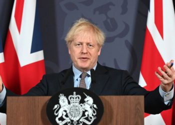 Johnson i jep mbështetje Zelenskyt, i premton pajisje të tjera mbrojtëse për Ukrainën