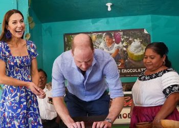 Princi dhe dukesha e Kembrixhit në Belize, të buzëqeshur gatuajnë vetë çokollatën