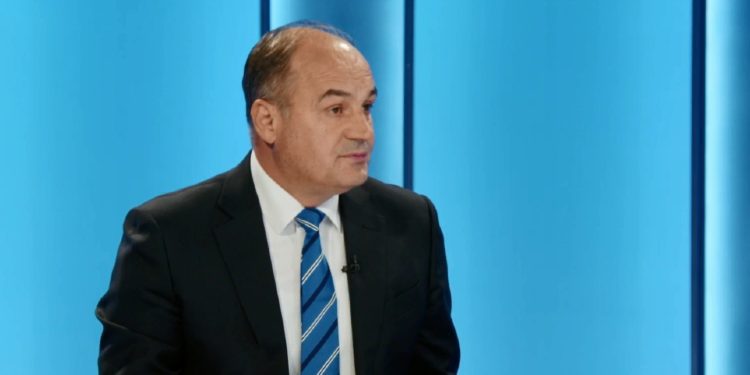 Hoxhaj-Mehajt: Nuk postohen në Facebook bisedimet rreth armatimit