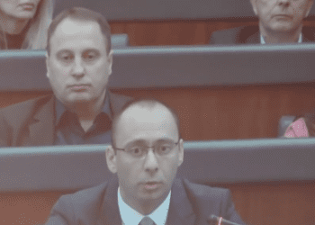 Simiq kritikon deputetët: Po mbani fjalime që po cënojnë paqen