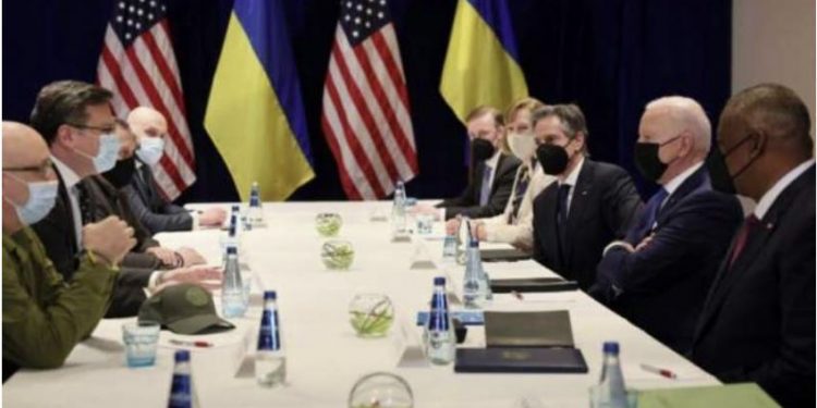 Presidenti Biden takohet me ministrat ukrainas në Poloni, nisin bisedimet 