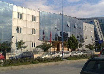 Vdes një person pasi u djeg stacioni policor në Kamzë