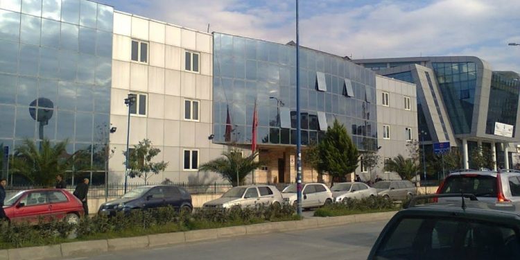 Vdes një person pasi u djeg stacioni policor në Kamzë