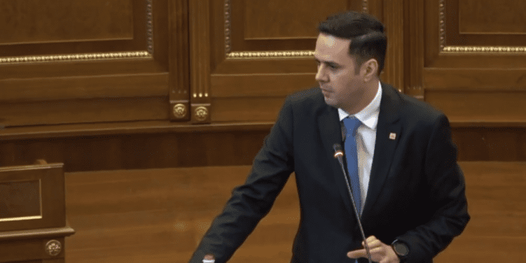 Abdixhiku: Kryeministër ‘’lidhe’’ zëvendëskryeministrin Bislimi