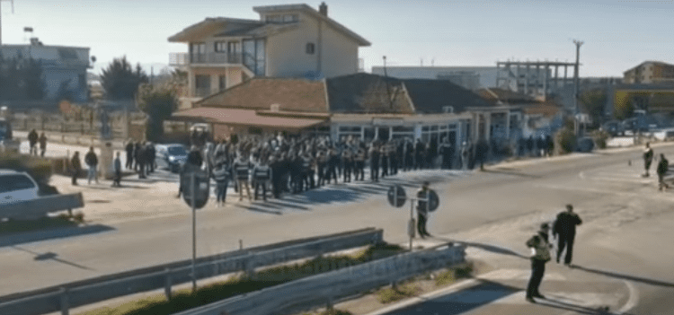 Vazhdojnë protestat në Shqipëri, qytetarët bllokojnë autostradën Lushnjë-Fier