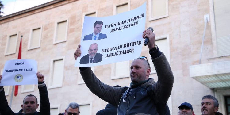 Protesta në Shqipëri kundër shtrenjtimit të naftës