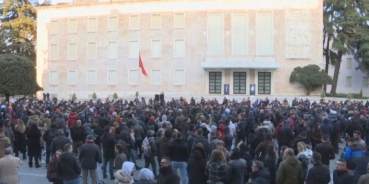 Organizohen protesta në Shqipëri për rritjen e çmimit të naftës